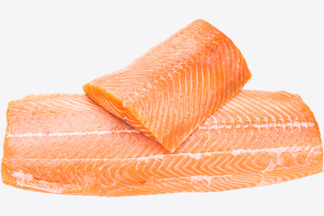 Photo Lightly salted salmon fillet on the skin (No preservatives)
